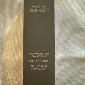 Mary Kay Timewise 3D Day Cream in Black and Gold